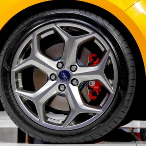 2012-ford-focus-ST-front-wheel.jpg